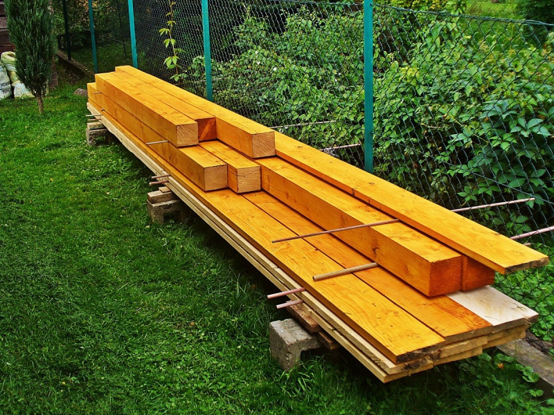 ebeniste-OLLIOULES-min_boards_the_rafters_joinery_tree_painting_wood_colored_paint-871508