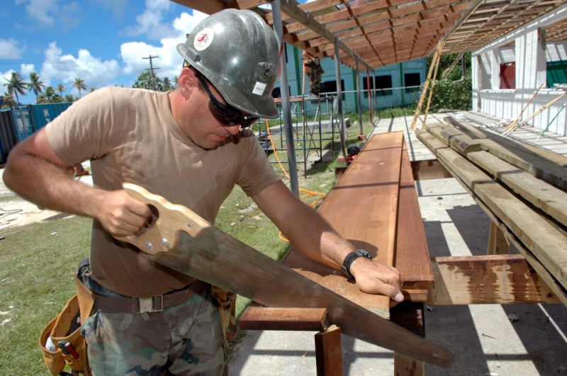 ebeniste-OLLIOULES-min_worker_construction_building_carpenter_male_job_build_helmet-893290